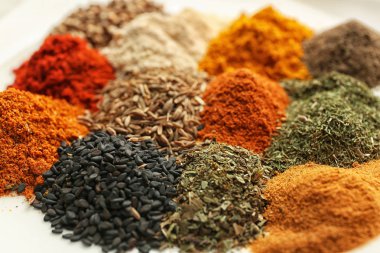 Plaka farklı baharat karışımı