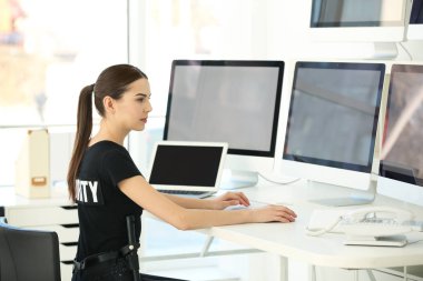 Gözetim odasında güzel güvenlik görevlisi
