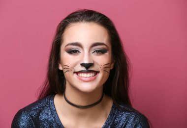 Kedi makyaj renk arka plan üzerinde olan güzel kadın