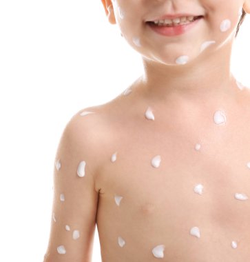 Su çiçeği olan şirin küçük çocuk  