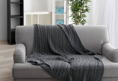 Kanepe gri battaniye ile