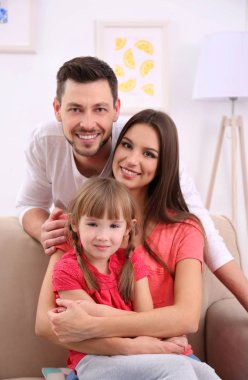 mutlu bir aile evde kanepe