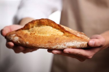 Taze pişmiş ekmek ile erkek el