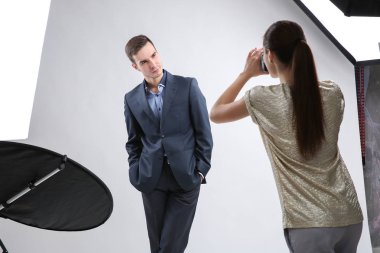 Stüdyoda modelle çalışan bir fotoğrafçı.