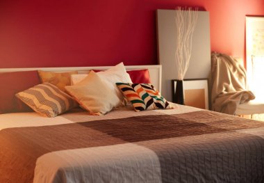 Modern yatak odasının içi  