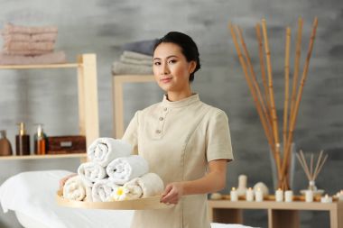 Genç Asyalı masör 