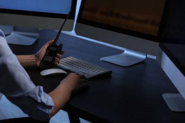 Radyo ile kadın güvenlik görevlisi