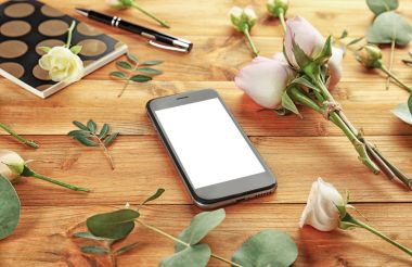 Smartphone ve taze çiçekler 