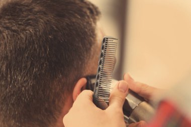 Modern erkek saç modeli yapma berber