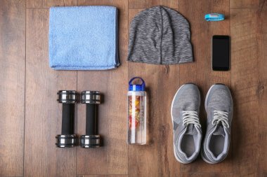 Fitness izci ve spor giyim ve ahşap zemin, üstten görünüm üzerinde halter