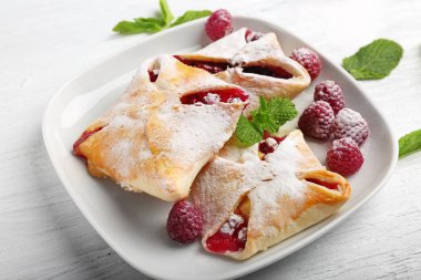 Çilek ile lezzetli puf böreği