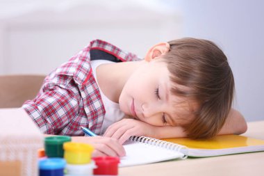 Şirin küçük çocuk. 