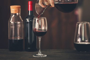 Bardağa şarap dök. 