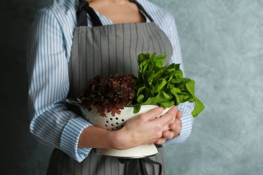 Kadın holding kevgir otlar ile