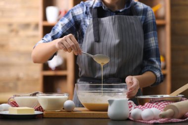 Kadın para kazanıyor.