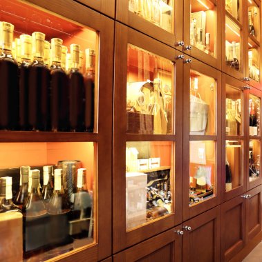 Raf şarap şişeleri ile