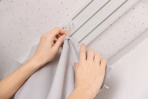 Mulher cortinas penduradas — Fotografia de Stock
