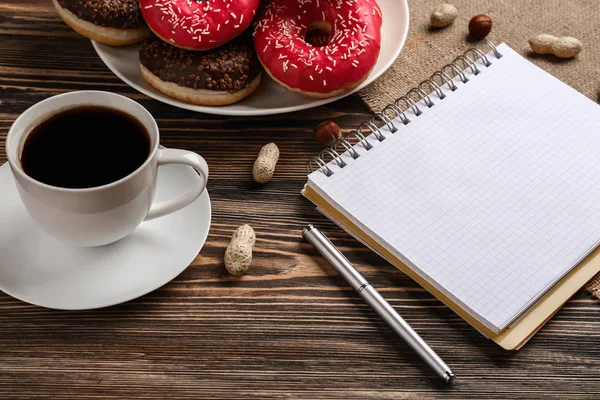 Velsmagende donuts med kop kaffe - Stock-foto