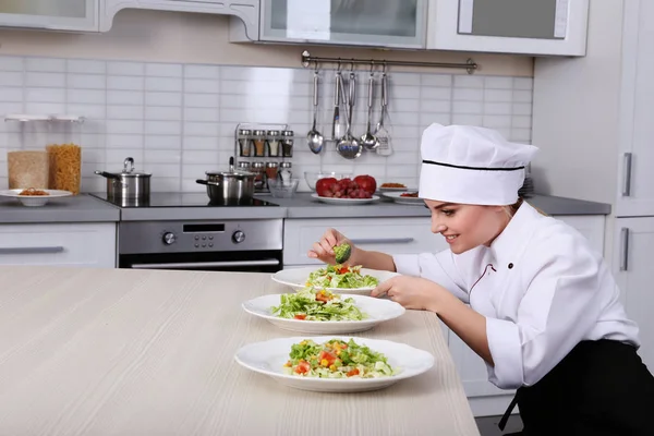 Chef-kok broccoli zetten platen — Stockfoto
