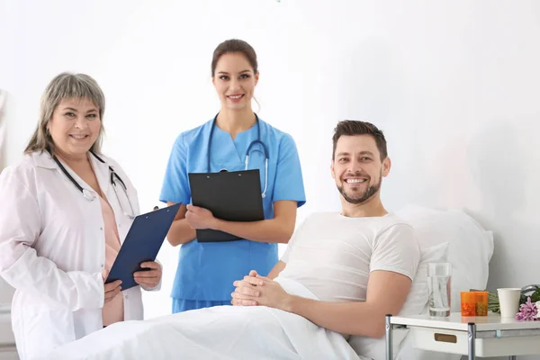 Doctors Visiting Patient Hospital — Stock Photo, Image