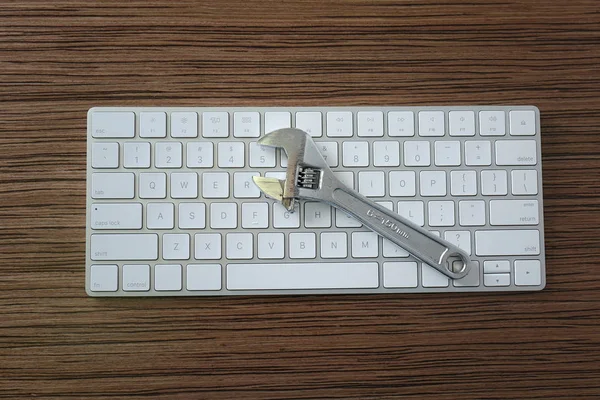 Teclado inalámbrico y llave ajustable —  Fotos de Stock