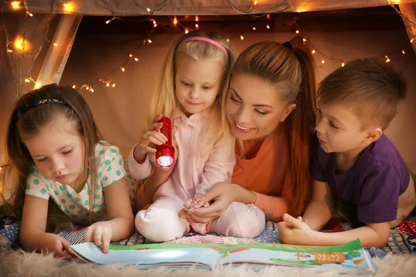 Young Woman Cute Children Reading Book Hovel Home — Stock Photo, Image