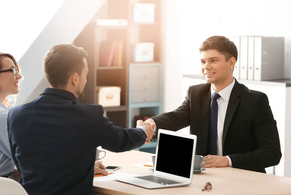 Gerente de Recursos Humanos estrechando la mano con solicitante —  Fotos de Stock