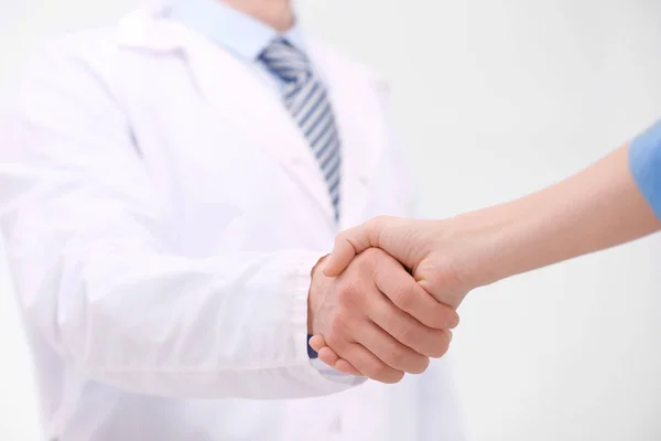 Лікар тремтить рукою пацієнта, крупним планом — стокове фото