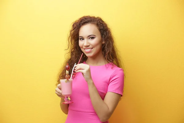 Ung vacker kvinna med milkshake — Stockfoto