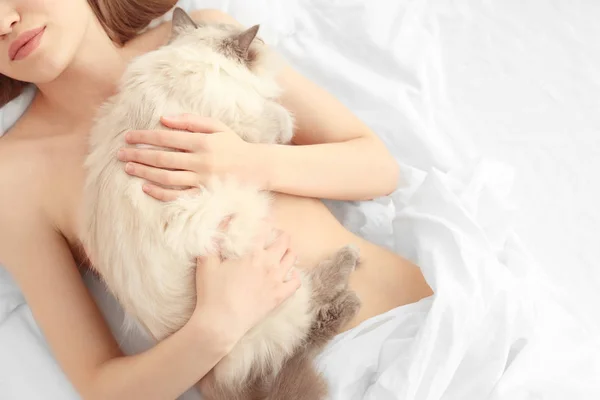 Красива молода жінка з милою кішкою — стокове фото