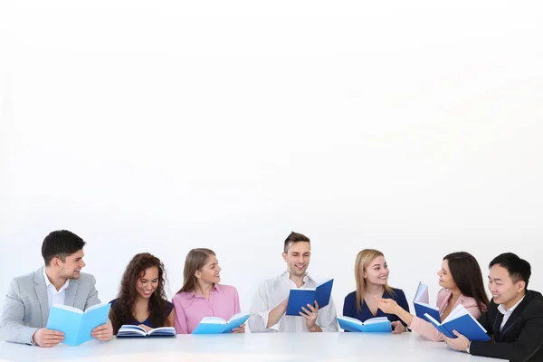 Gruppo Persone Che Leggono Libri Mentre Siedono Tavola — Foto Stock