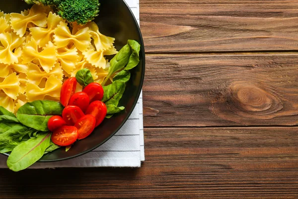 Pasta con ingredientes en plato —  Fotos de Stock