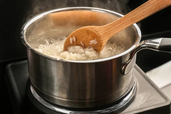 Cooking rice in pan — Stock Photo, Image