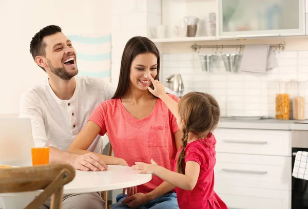 Счастливые Родители Дочь Кухне — стоковое фото