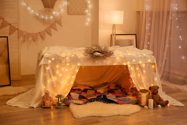 Hovel decorated with garland 