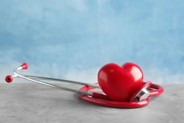 Stetoscopul și inima roșie — Fotografie, imagine de stoc
