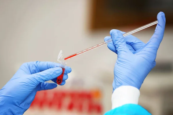 Scientist working with blood samples — Stock Photo, Image