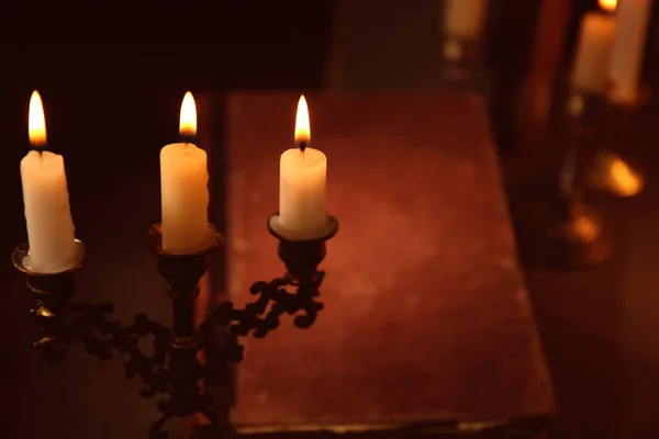 燃烧的蜡烛和圣经 》 — 图库照片