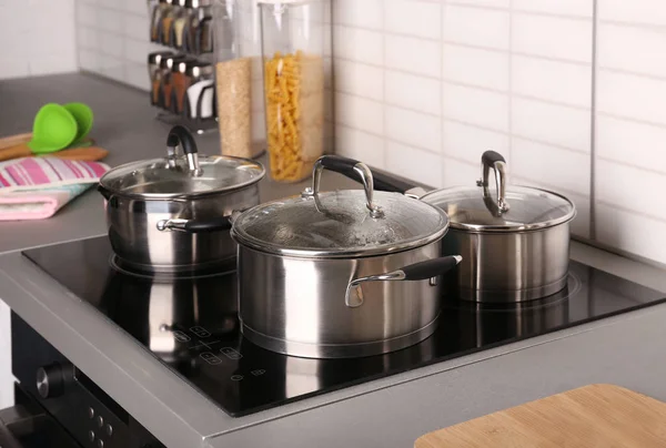 Boiling water in pan on electric stove — Stock Photo, Image