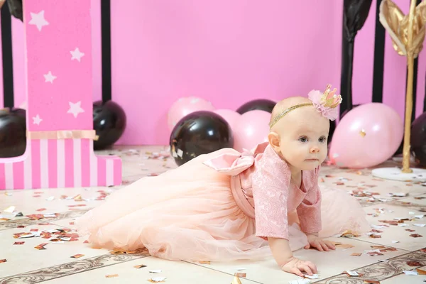Χαριτωμένο Μικρό Κορίτσι Γενεθλίων Στο Δωμάτιο Διακοσμημένο Για Πάρτι — Φωτογραφία Αρχείου