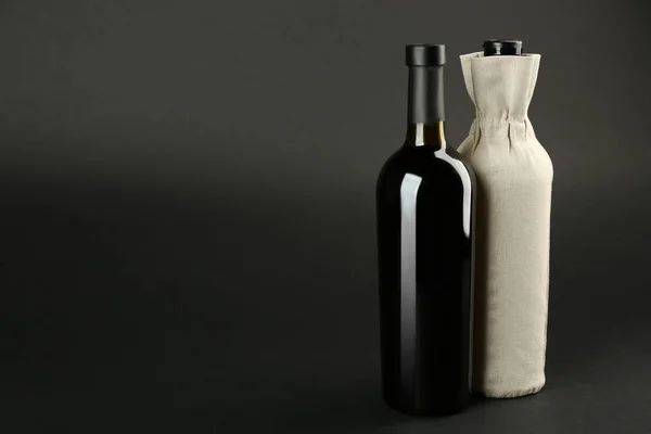 Bouteilles de vin sur fond sombre — Photo