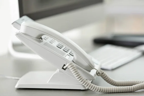 Telefon am Arbeitsplatz im Büro — Stockfoto