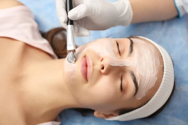 Woman having beauty treatments — Stock Photo, Image