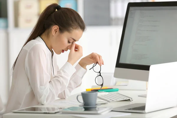 Mujer trabajando en la oficina — Foto de Stock