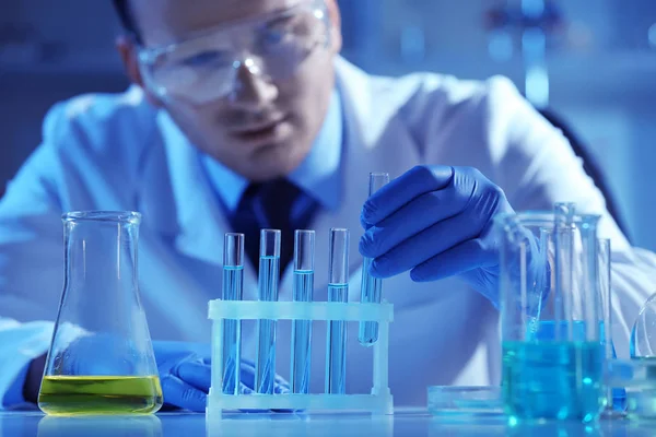 Cientista que trabalha em laboratório — Fotografia de Stock