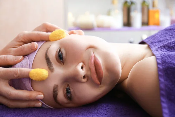 Masaje Facial Con Capullos Gusano Seda Centro Spa — Foto de Stock