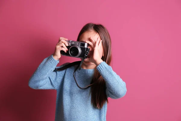 Holčička s vinobraní fotoaparát — Stock fotografie