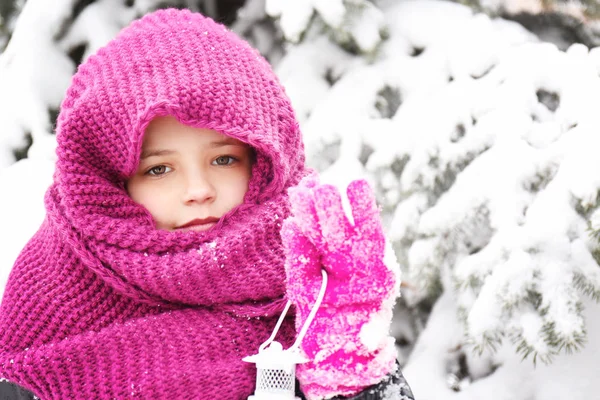 Retrato de primer plano de una linda niña usando un cálido moño de punto al aire libre —  Fotos de Stock