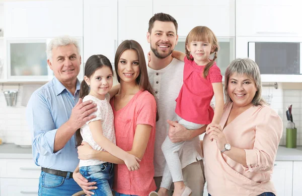 Gelukkige Familie Keuken Thuis — Stockfoto