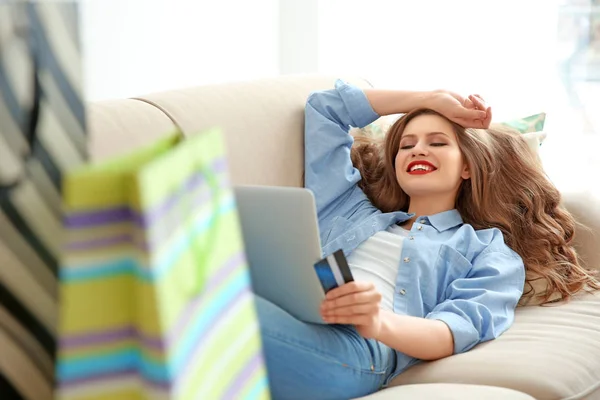 Frau beim Online-Shopping zu Hause — Stockfoto
